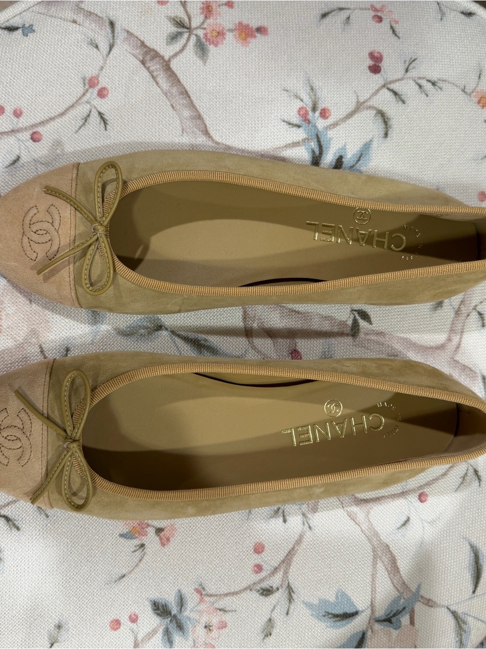 NEW Never worn CHANEL Beige Suede Ballet Flats - Classic Bow Detail